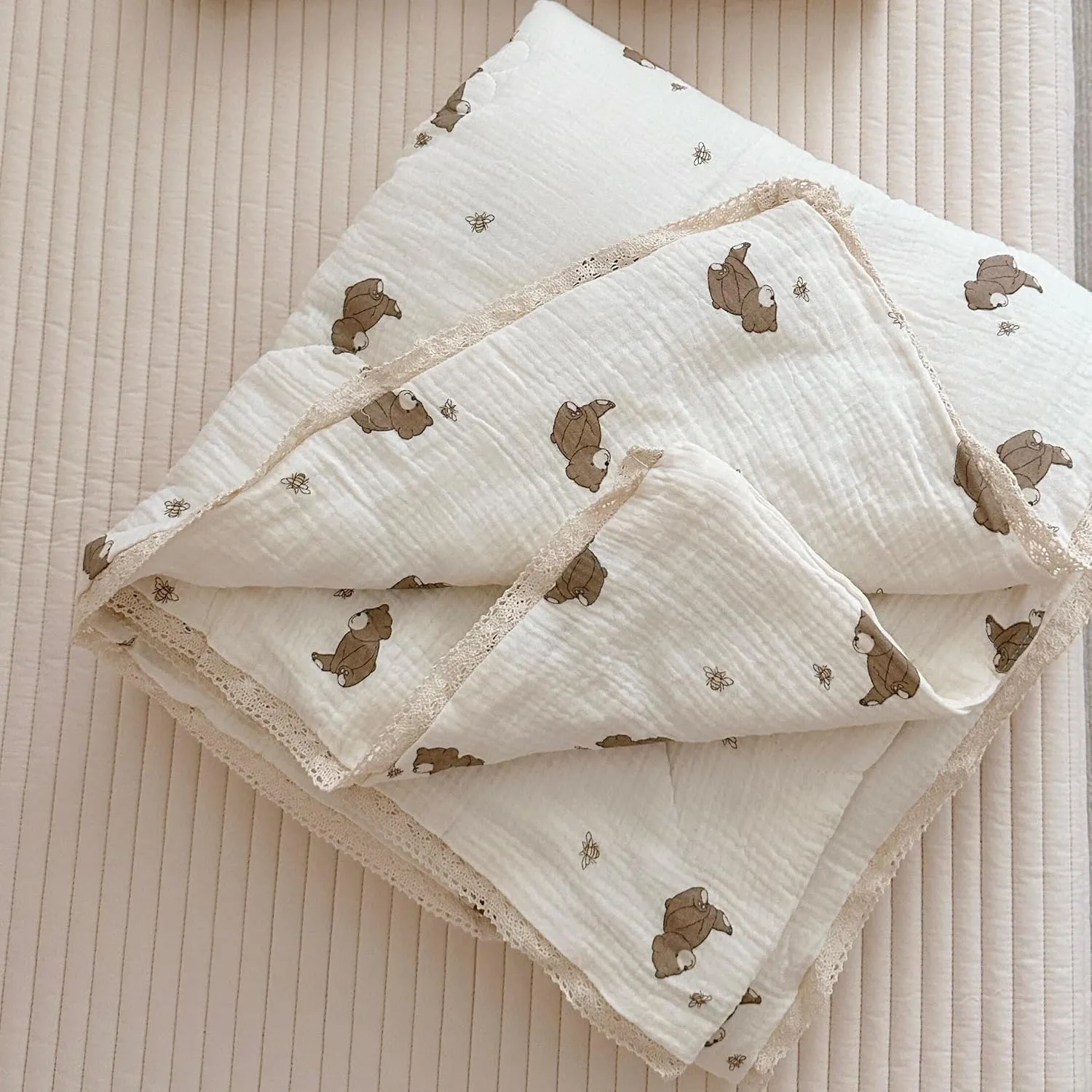 BuLuTu 100% Muslin Toddler Quilt Thin Crib Comforter Girls Boys Quilted Blankets, 47"x59", 1.5 Pounds, Soft Breathable Muslin Cotton Quilts, Bee Bear Pattern, Machine Washable