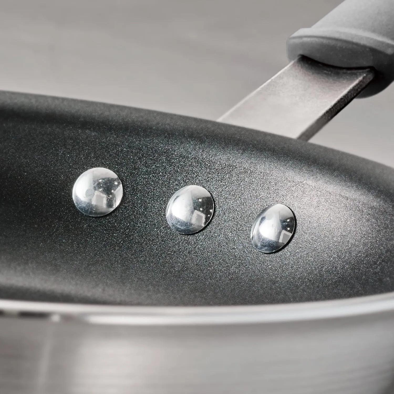 Tramontina Professional 14-Inch Non Stick Extra Large Frying Pan, Heavy-Gauge Aluminum Skillet with Reinforced Nonstick Coating, Gray Handle, Dishwasher and Oven Safe