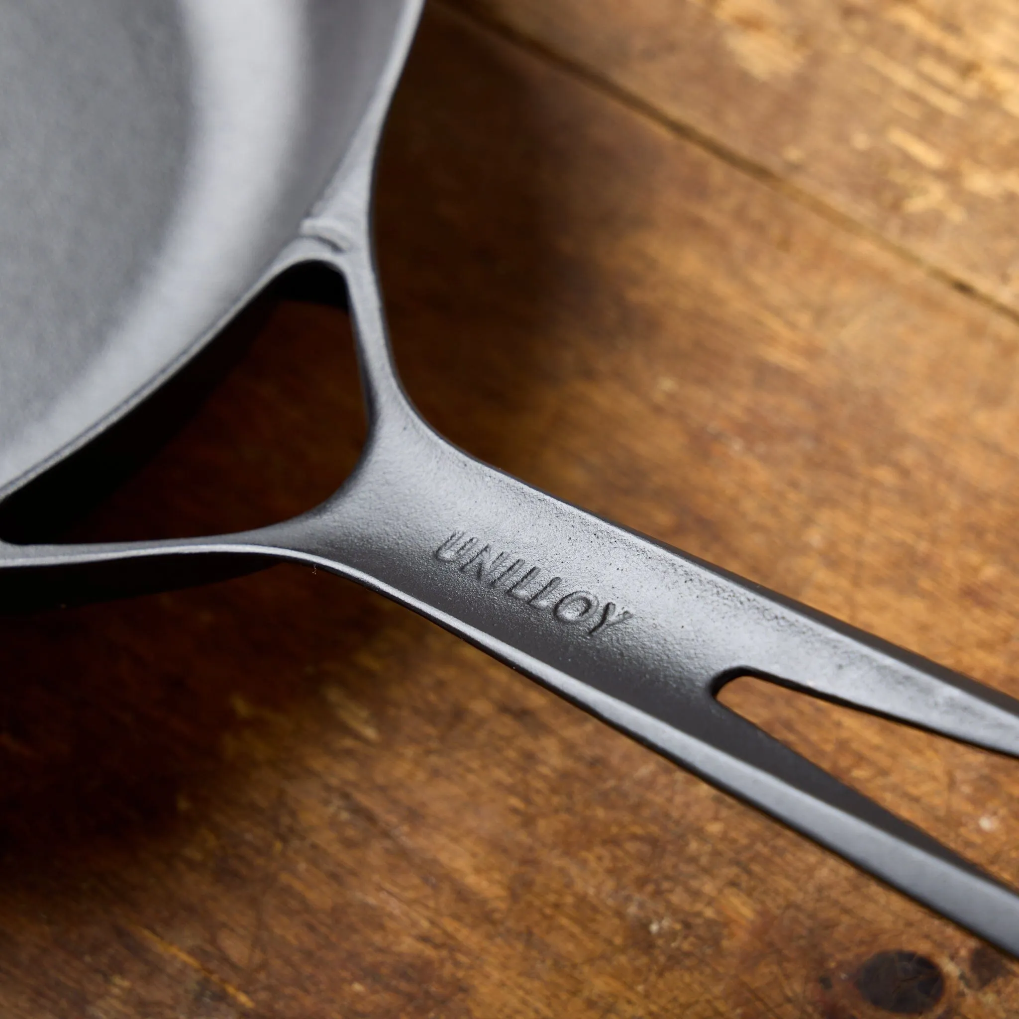 Unilloy Classic Lightweight Cast-Iron Skillet